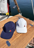Bundle Cap Kiel weiß und Poloshirt Grömitz für die Skipperin